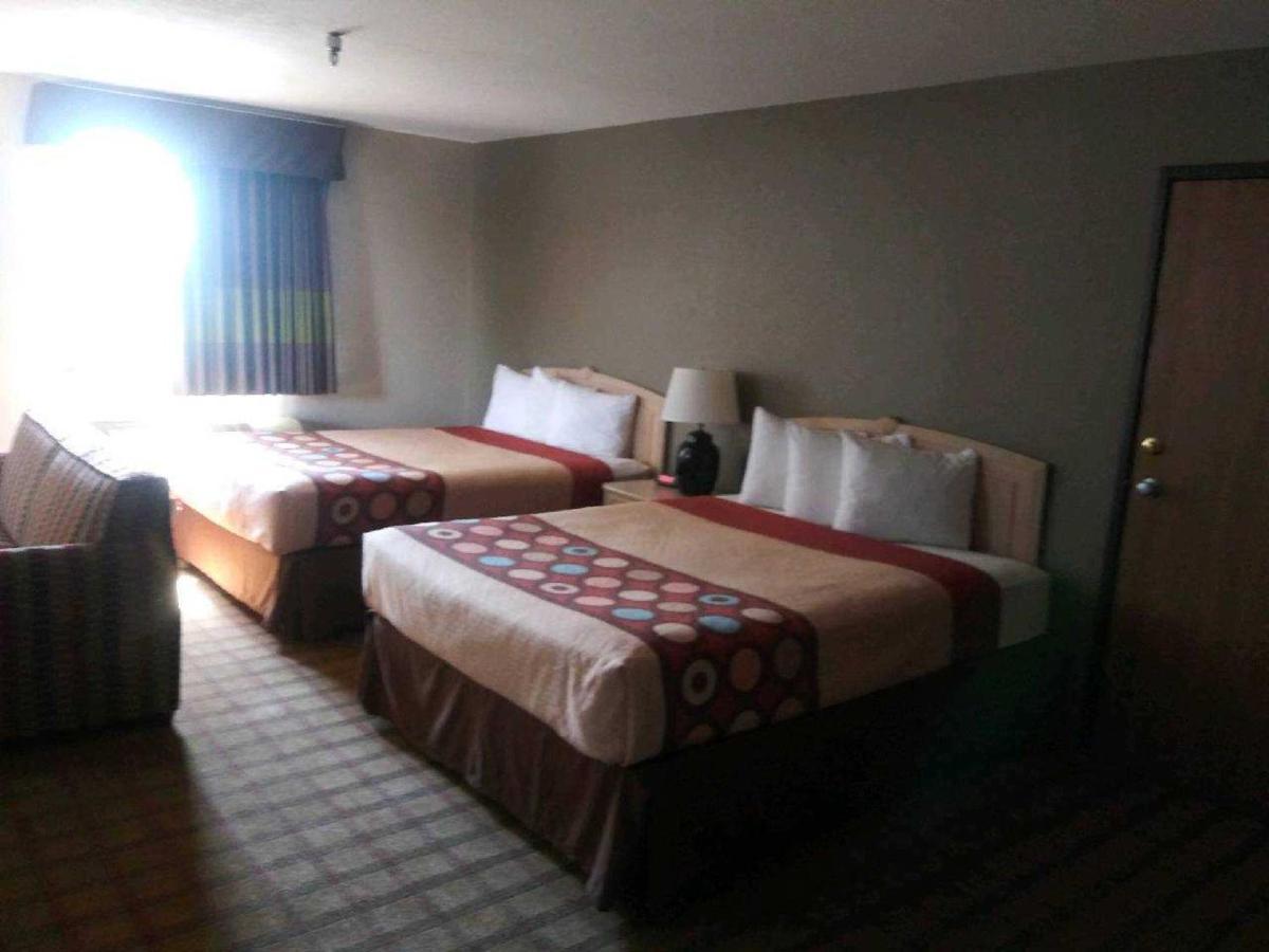 Super 8 By Wyndham West/coors Blvd